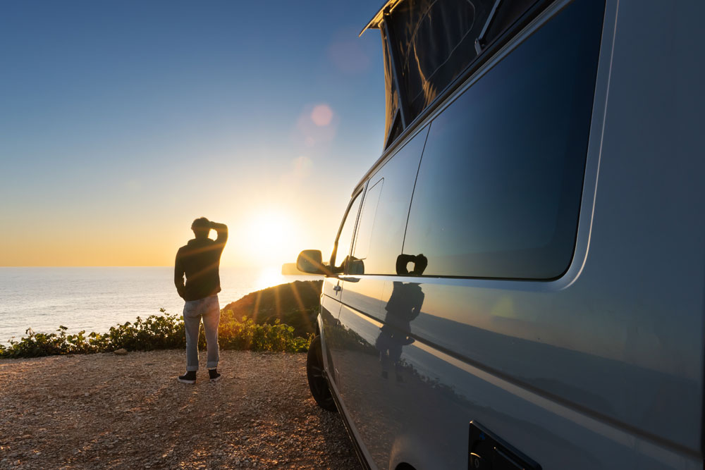 © AdobeStock: AA+W Mensch mit Auto am Strand© AdobeStock: AA+W