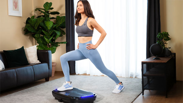 Frau trainiert in ihrem Wohnzimmer. © SPORTSTECH