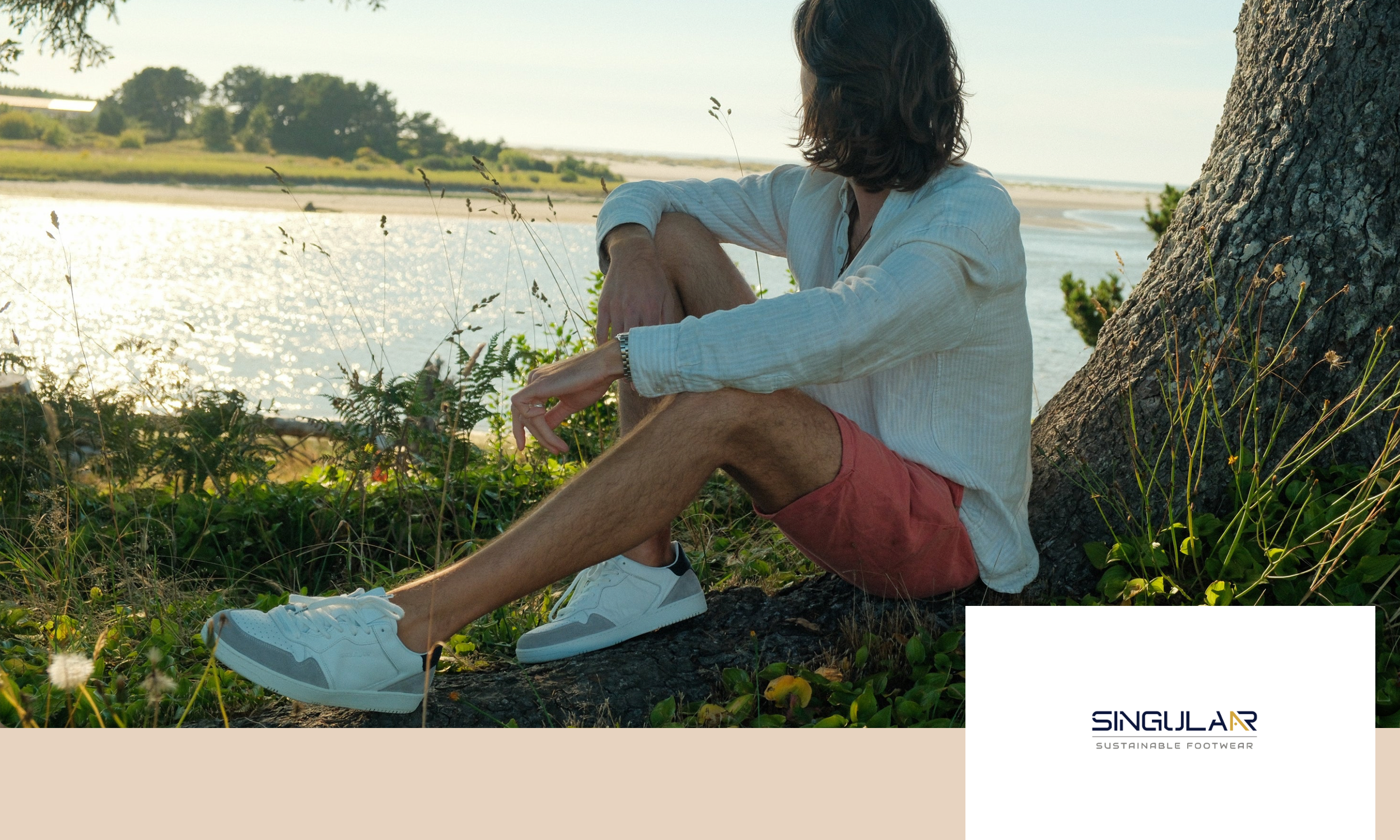 © Adobe Stock: keleny #DeinXtra | Bild zeigt ein Mädchen, das ein Tuch hält und es fröhlich mit den Armen hinter sich ausbreitet | © Adobe Stock: keleny