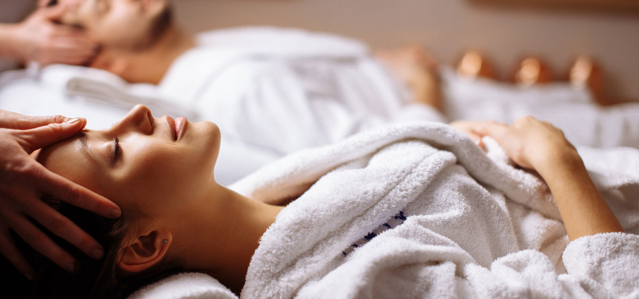 Akltivreisen Bild zeigt zwei Menschen bei der Wellnesbehandlung © Adobe Stock alfa27