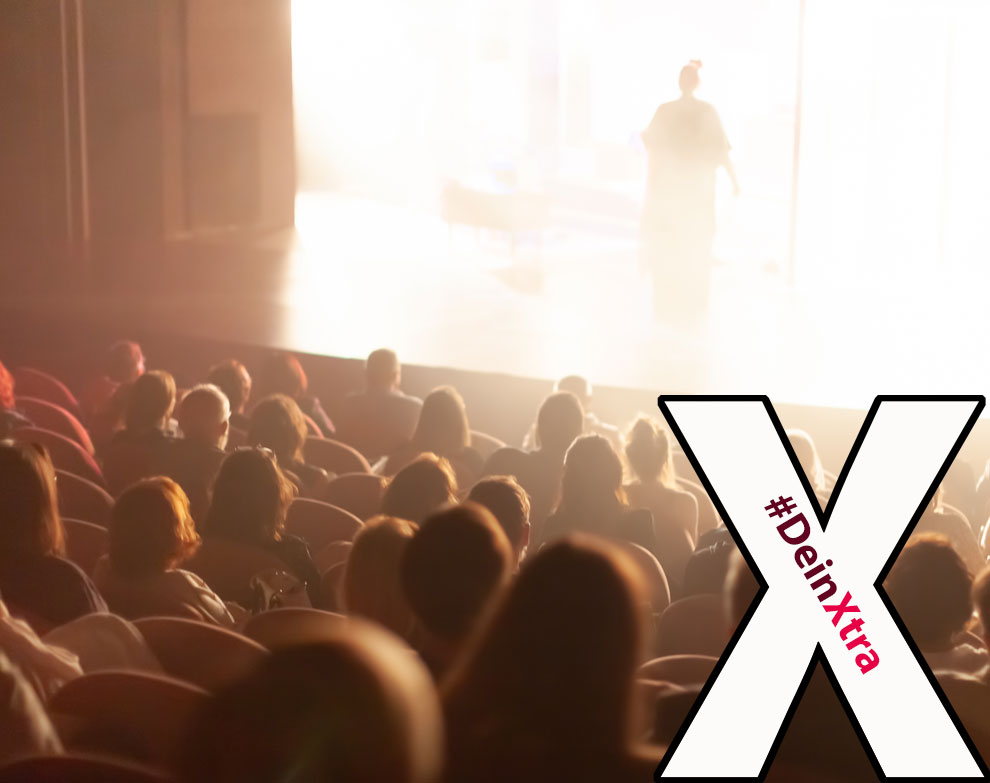 #DeinXtra | Bild zeigt Menschen im Theater.  © AdobeStock: aerogondo